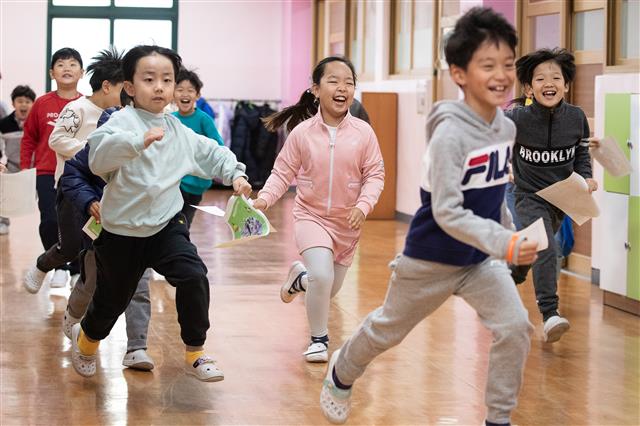 ‘방학에 신난 초등학생들’