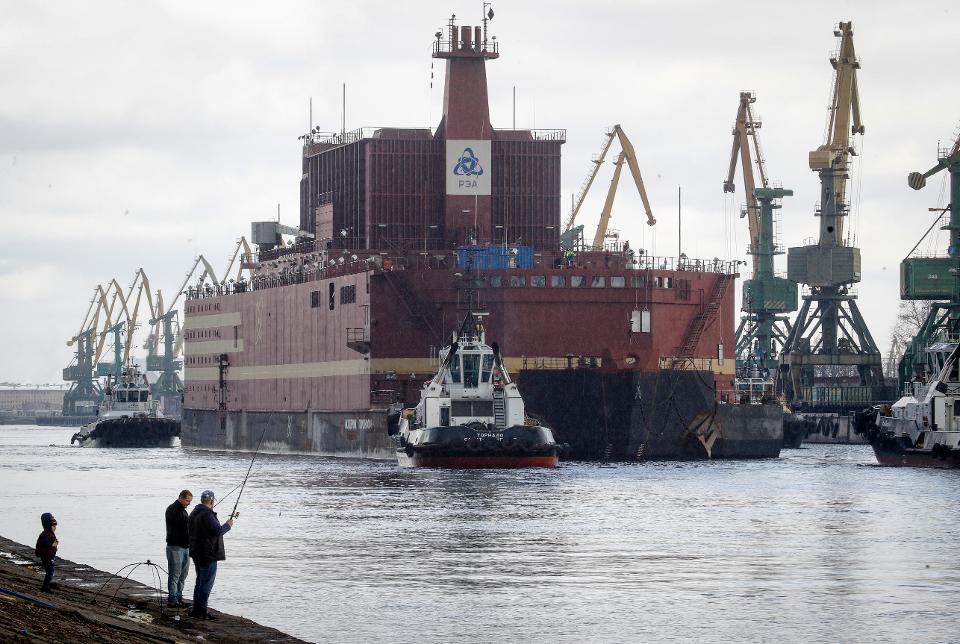 세계 최초의 산업용 부유식 해상 원자력 발전소인 러시아 ‘아카데믹 로모노소프’가 극동 해상에서 전력 생산에 들어갔다. 사진은 지난해 4월 견인되고 있는 아카데믹 로모노소프 모습. 포브스 캡처