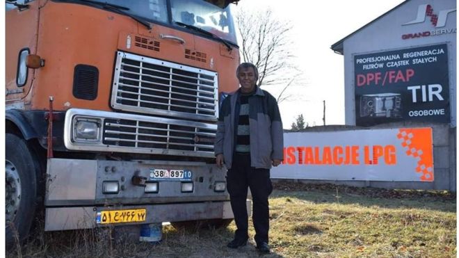 폴란드에 건포도를 배달하러 갔다가 고장이 나 오도가도 못하는 신세가 된 이란인 운전자 파르딘 카제미가 문제의 트럭 앞에서 포즈를 취하고 있다. 폴란드 크라우드펀딩 단체 Zrzutka.pl 제공
