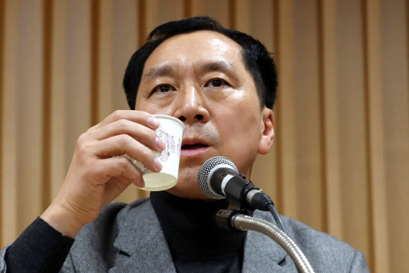 목 축이는 김기현