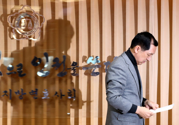 기자간담회장 입장하는 김기현