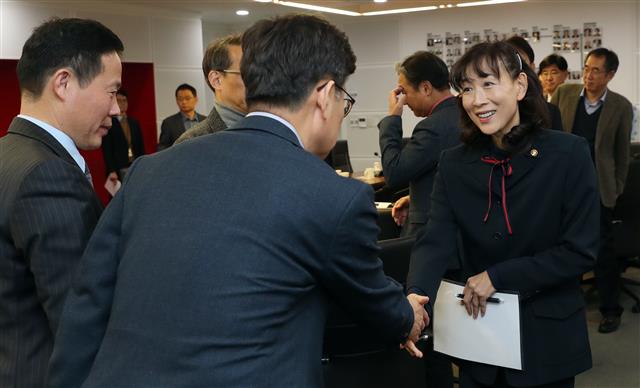 문체부 실?국장과 인사 나누는 최윤희 2차관