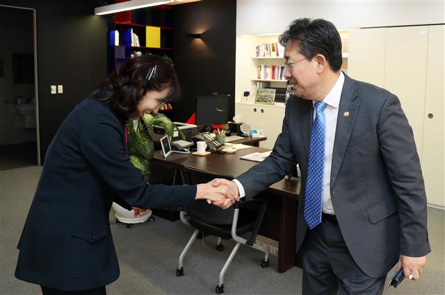 박양우 장관과 인사 나누는 최윤희 2차관