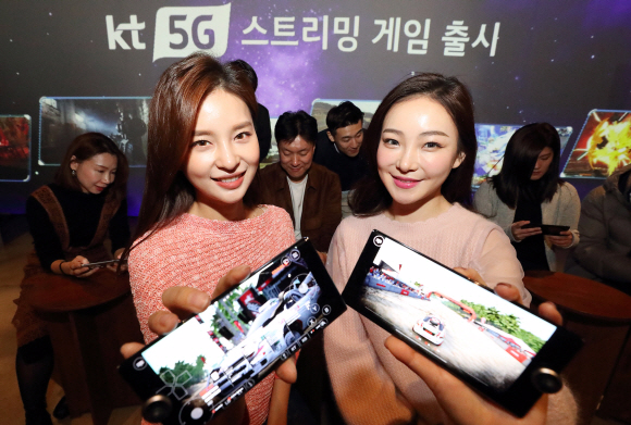 KT는 20일 서울시 성수동에서 ‘5G 스트리밍 게임’ 간담회를 열고 고사양 대작 게임을 스마트폰에서 즐길 수 있는 ‘5G 스트리밍 게임’ 서비스를 출시한다고 발표했다. 사진은 KT?모델들이?5G?스마트폰으로?‘KT 5G?스트리밍 서비스’를 체험하고 있는 모습 2019. 12. 20 정연호 기자 tpgod@seoul.co.kr