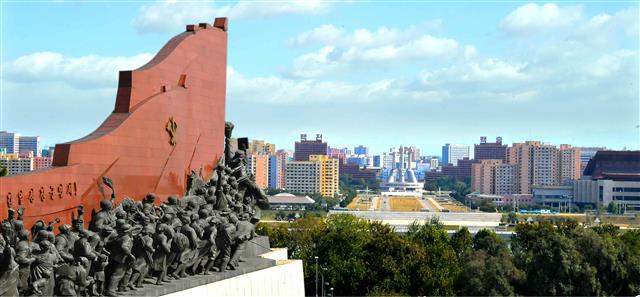 북한 노동당 기관지 노동신문은 21일 2면에 올해 김정은 국무위원장의 업적을 찬양하면서 만수대 언덕에서 내려다 본 평양 시내의 사진을 공개했다. 신문은 “어느덧 우리는 송년의 언덕에 섰다”라고 전했다.  뉴스1