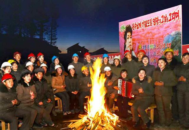 북한 노동당 기관지 노동신문은 21일 “기적을 창조하신 불멸의 업적, 주체108(2019)년 혁명실록을 펼치며”라면서 ‘3면’에 한 해를 결산하며 김정은 국무위원장을 찬양하는 기사와 사진을 보도했다. 사진은 삼지연시 건설지구 노동자들의 모습.   평양 노동신문=뉴스1