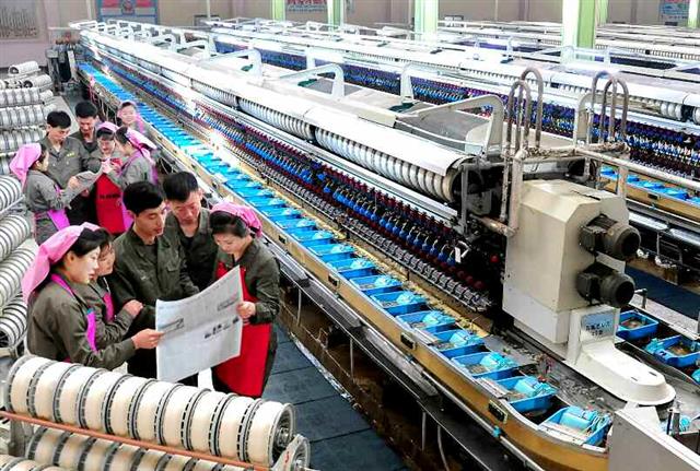 북한 노동당 기관지 노동신문은 21일 “기적을 창조하신 불멸의 업적, 주체108(2019)년 혁명실록을 펼치며”라면서 ‘3면’에 한 해를 결산하며 김정은 국무위원장을 찬양하는 기사와 사진을 보도했다. 공장 노동자들이 모여 신문을 읽고 있다.  평양 노동신문=뉴스1