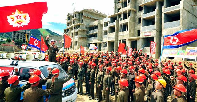 북한 노동당 기관지 노동신문은 21일 “기적을 창조하신 불멸의 업적, 주체108(2019)년 혁명실록을 펼치며”라면서 ‘3면’에 한 해를 결산하며 김정은 국무위원장을 찬양하는 기사와 사진을 보도했다. 사진은 삼지연시 건설지구 노동자들의 모습.  평양 노동신문=뉴스1