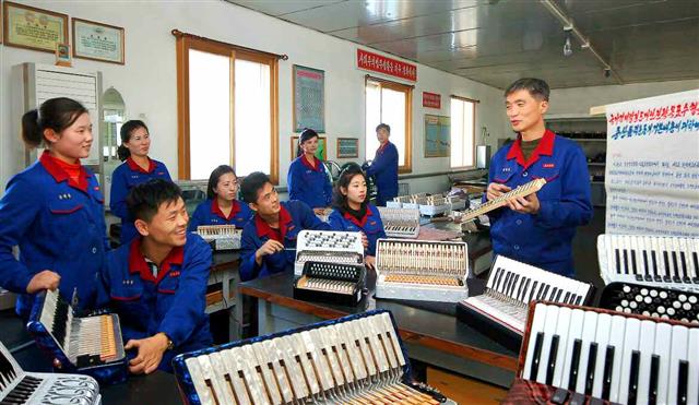 북한 노동당 기관지 노동신문은 21일 ‘평양악기공장’ 사진을 공개했다. 신문은 “제품의 질을 높이기 위한 사업을 짜고들고(빈틈없이 계획을 세우고 달려들고)있다”라고 설명했다.  평양 노동신문=뉴스1