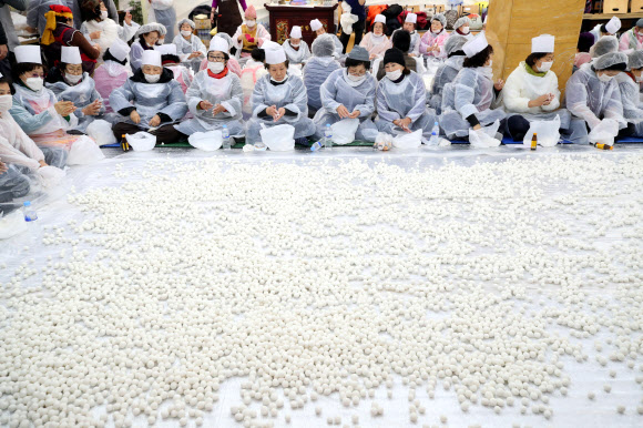 21일 오전 서울 종로구 조계사 만발식당에서 불교 신도들과 자원봉사자들이 동지법회에 사용할 새알심을 빚고 있다. 2019.12.21  연합뉴스