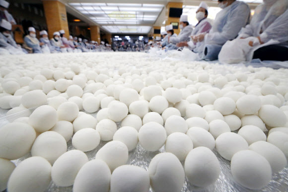 21일 오전 서울 종로구 조계사 만발식당에서 불교 신도들과 자원봉사자들이 동지법회에 사용할 새알심을 빚고 있다. 2019.12.21  연합뉴스