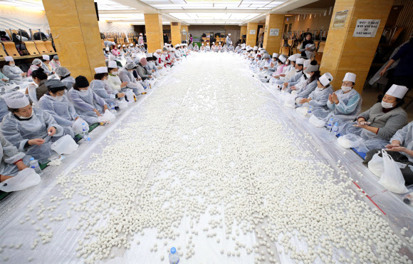 21일 오전 서울 종로구 조계사 만발식당에서 불교 신도들과 자원봉사자들이 동지법회에 사용할 새알심을 빚고 있다. 2019.12.21  연합뉴스