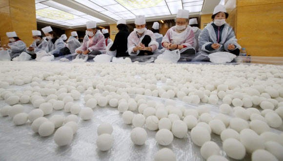 21일 오전 서울 종로구 조계사 만발식당에서 불교 신도들과 자원봉사자들이 동지법회에 사용할 새알심을 빚고 있다. 2019.12.21  연합뉴스