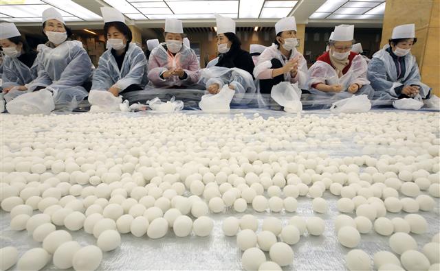 동지(冬至)를 하루 앞둔 21일 서울 종로구 조계사에서 불자들이 동지 팥죽에 들어갈 새알심을 빚고 있다. 2019.12.21 뉴스1