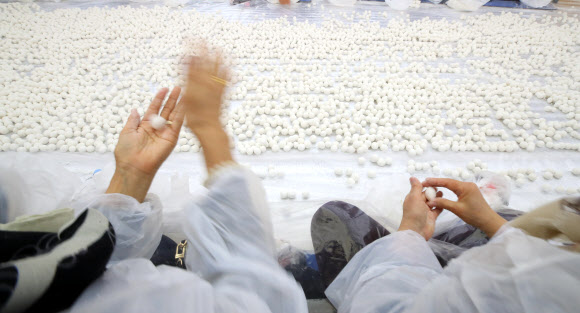 21일 오전 서울 종로구 조계사 만발식당에서 불교 신도들과 자원봉사자들이 동지법회에 사용할 새알심을 빚고 있다. 2019.12.21  연합뉴스