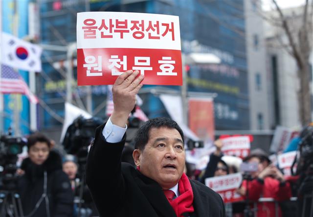 심재철 자유한국당 원내대표가 21일 오후 울산시 남구 롯데백화점 앞에서 열린 ‘문(文)정권 국정농단 3대 게이트 규탄대회’에서 구호를 외치고 있다. 2019.12.21 뉴스1