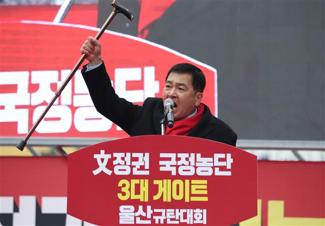 심재철 자유한국당 원내대표가 21일 오후 울산시 남구 롯데백화점 앞에서 열린 ‘문(文)정권 국정농단 3대 게이트 규탄대회’에서 주먹을 불끈 쥐고 발언하고 있다. 2019.12.21 뉴스1