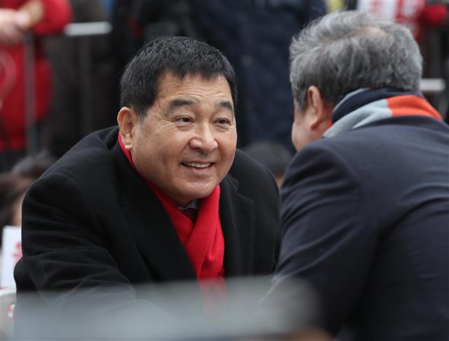 심재철 자유한국당 원내대표가 21일 오후 울산시 남구 롯데백화점 울산점 앞에서 열린 ‘문(文)정권 국정농단 3대 게이트 규탄대회’에 참석해 당원들과 인사를 하고 있다.  2019.12.21 뉴스1