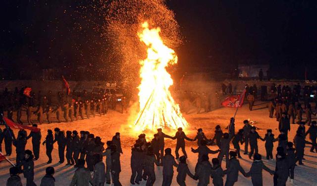 北 노동신문 “백두산 행군대 무봉에서 우등불 모임 진행”