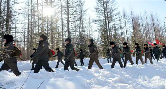 北 노동신문, 백두산 혁명전적지답사 행군길 줄이어 보도