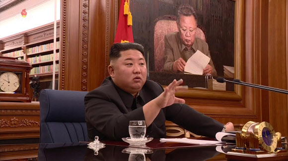 김정은 북한 국무위원장, 당 중앙군사위원회 확대회의 주재