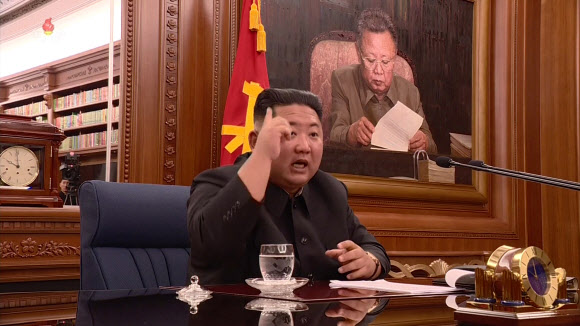 김정은 북한 국무위원장, 당 중앙군사위원회 확대회의 주재