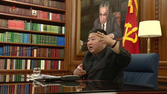 김정은 북한 국무위원장, 당 중앙군사위원회 확대회의 주재