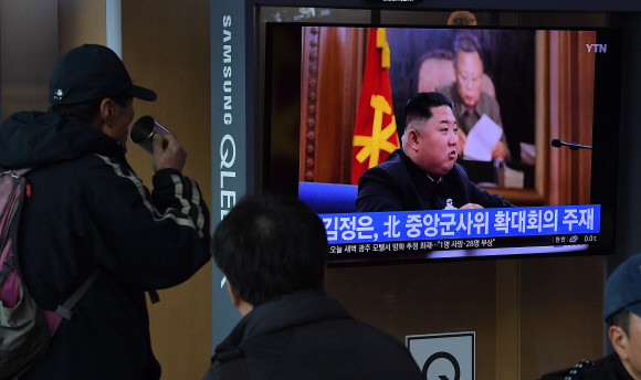 22일 서울역에서 시민들이 김정은 국무위원장이 당 중앙군사위원회 제7기 제3차 확대회의를 주재하는 뉴스 보도를 시청하고 있다.  북한은 김정은 국무위원장이 당 중앙군사위원회 제7기 제3차 확대회의를 주재하고 ‘자위적 국방력’을 강화하기 위한 문제를 논의했다고 북한 관영매체 조선중앙통신이 22일 보도했다. 2019.12.22 오장환 기자 5zzang@seoul.co.kr