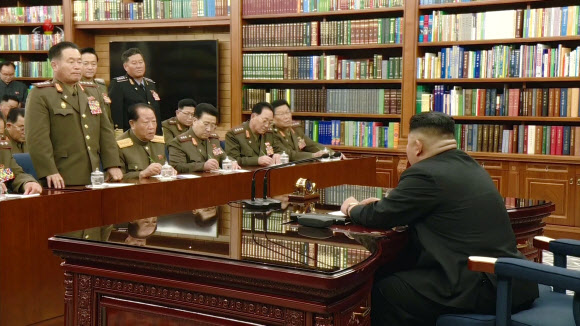 김정은 북한 국무위원장, 당 중앙군사위원회 확대회의 주재