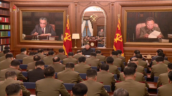 김정은 북한 국무위원장, 당 중앙군사위원회 확대회의 주재
