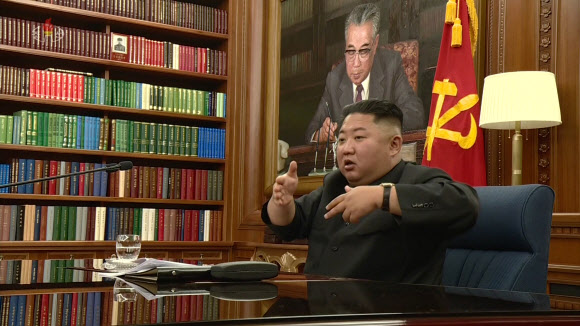 김정은 북한 국무위원장, 당 중앙군사위원회 확대회의 주재