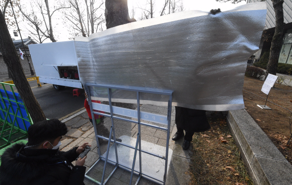 서울시가 지난 20일 청와대 앞에서 석달 째 점거농성 중인 ‘문재인하야 범국민투쟁본부’측에 22일까지 불법 시설물을 철거해달라는 내용의 행정대집행 계고장을 보낸 가운데 22일 청와대 앞 농성장에서 범투본측 관계자들이 기자들의 취재를 막고 있다. 2019. 12. 22 정연호 기자 tpgod@seoul.co.kr