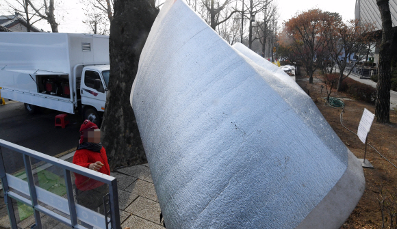 서울시가 지난 20일 청와대 앞에서 석달 째 점거농성 중인 ‘문재인하야 범국민투쟁본부’측에 22일까지 불법 시설물을 철거해달라는 내용의 행정대집행 계고장을 보낸 가운데 22일 청와대 앞 농성장에서 범투본측 관계자들이 기자들의 취재를 막고 있다. 2019. 12. 22 정연호 기자 tpgod@seoul.co.kr