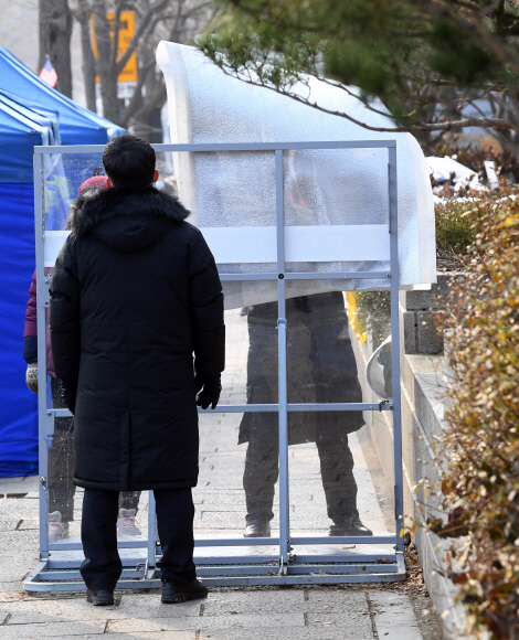 서울시가 지난 20일 청와대 앞에서 석달 째 점거농성 중인 ‘문재인하야 범국민투쟁본부’측에 22일까지 불법 시설물을 철거해달라는 내용의 행정대집행 계고장을 보낸 가운데 22일 청와대 앞 농성장에서 범투본측 관계자들이 기자들의 취재를 막고 있다. 2019. 12. 22 정연호 기자 tpgod@seoul.co.kr
