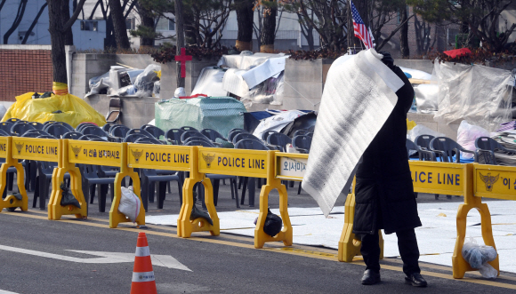 서울시가 지난 20일 청와대 앞에서 석달 째 점거농성 중인 ‘문재인하야 범국민투쟁본부’측에 22일까지 불법 시설물을 철거해달라는 내용의 행정대집행 계고장을 보낸 가운데 22일 청와대 앞 농성장에서 범투본측 관계자들이 기자들의 취재를 막고 있다. 2019. 12. 22 정연호 기자 tpgod@seoul.co.kr