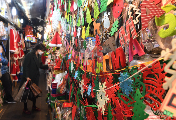 크리스마스 이브를 이틀 앞둔 22일 서울 남대문시장에 크리스마스 용품들이 진열되어 있다. 2019.12.22 오장환 기자 5zzang@seoul.co.kr