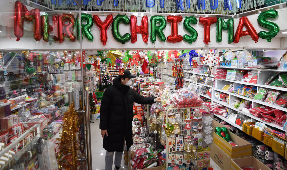 크리스마스 이브를 이틀 앞둔 22일 서울 남대문시장에 크리스마스 용품들이 진열되어 있다. 2019.12.22 오장환 기자 5zzang@seoul.co.kr