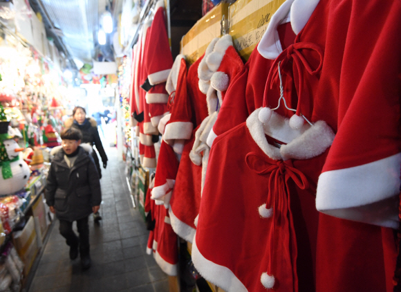 크리스마스 이브를 이틀 앞둔 22일 서울 남대문시장에 크리스마스 용품들이 진열되어 있다. 2019.12.22 오장환 기자 5zzang@seoul.co.kr