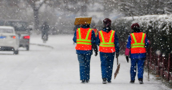 평양거리 눈치우는 제설차량