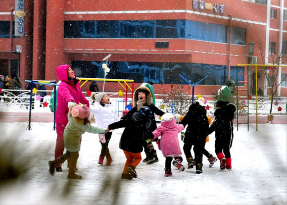 평양거리 뛰노는 아이들