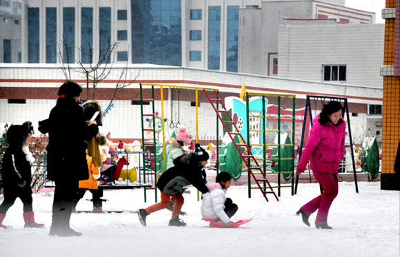 평양거리 뛰노는 아이들