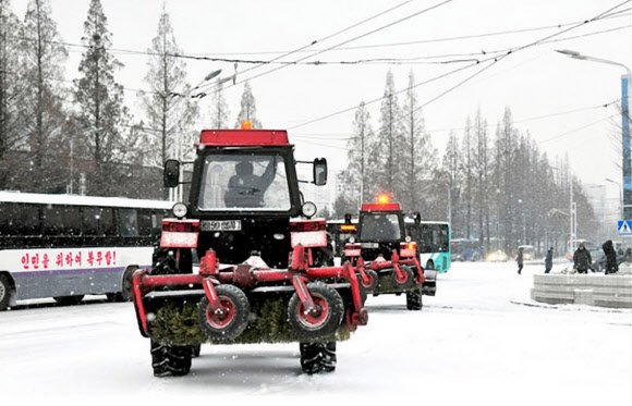 평양거리 눈치우는 제설차량