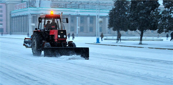평양거리 눈치우는 제설차량