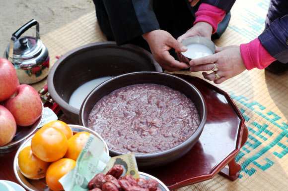 ‘팥죽 앞에 두고 동지고사’