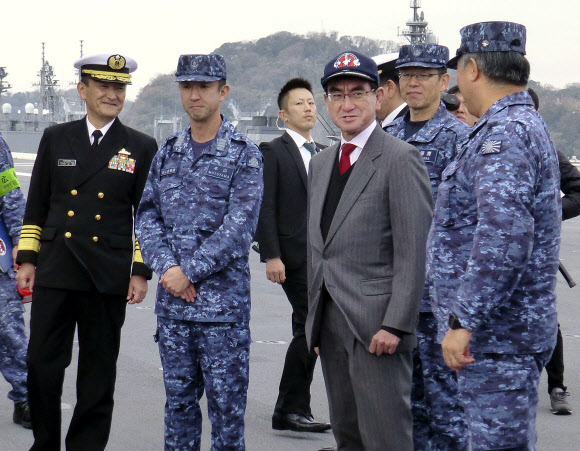 해상자위대 호위함 ‘이즈모’호 시찰하는 고노 다로 일본 방위상