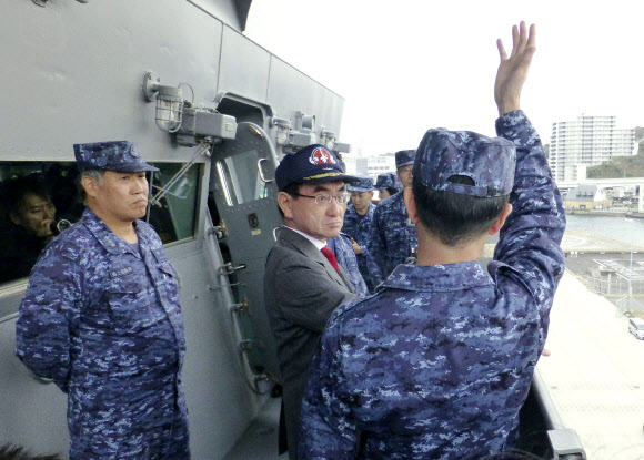해상자위대 호위함 ‘이즈모’호 시찰하는 고노 다로 일본 방위상