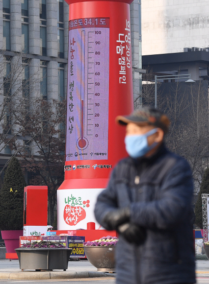 22일 서울 광화문광장에 설치된 ‘사랑의 온도탑’이 34.1도를 가리키고 있다. 내년 1월 31일까지 사회복지공동모금회가 목표로 한 전체 모금액 4257억원 중 34.1%가 모였다는 뜻이다. 오장환 기자 5zzang@seoul.co.kr
