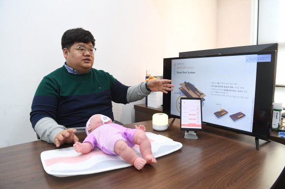 장세윤 마이다스 H&T 대표가 22일 서울 강남구 역삼동 사무실에서 아기 인형으로 ‘영유아 돌연사 방지 매트’를 시연하고 있다. 정연호 기자tpgod@seoul.co.kr