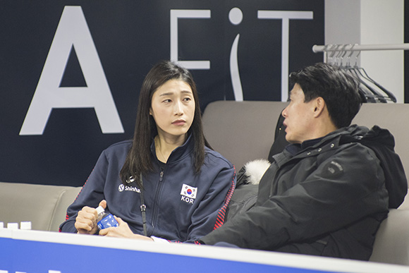 김연경이 22일 인천계양체육관에서 열린 대한항공과 한국전력과의 경기를 찾아 대표팀의 강성형 코치와 이야기를 나누고 있다.