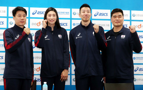 한국 남녀 배구 국가대표팀이 22일 인천계양체육관에서 열린 기자간담회에서 내년 1월 열리는 도쿄올림픽 아시아지역 예선에서의 선전을 다짐하고 있다. 왼쪽부터 여자대표팀 강성형 코치, 김연경 주장, 남자대표팀 신영석 주장, 임도헌 감독. 연합뉴스